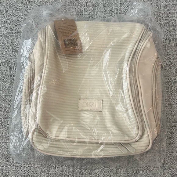 Dezi Pack It All Multi-Purpose Hanging Travel Bag - Picture 3 of 3